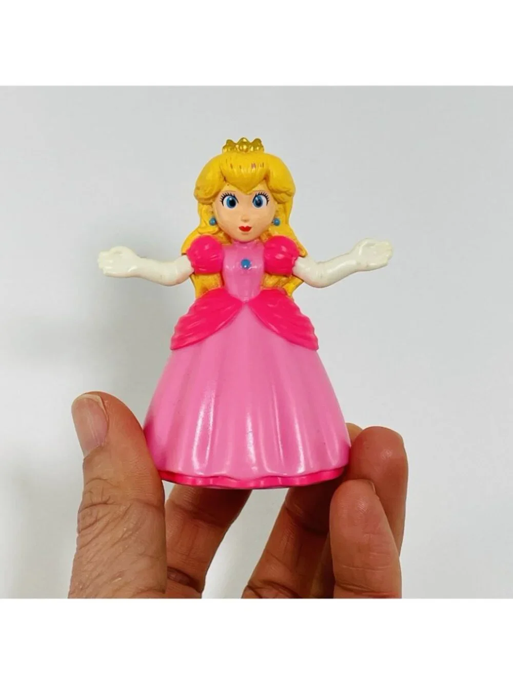 Nintendo Mario Princess Peach Figure Toy 3” Display Open Arms Chess Stand Shelf